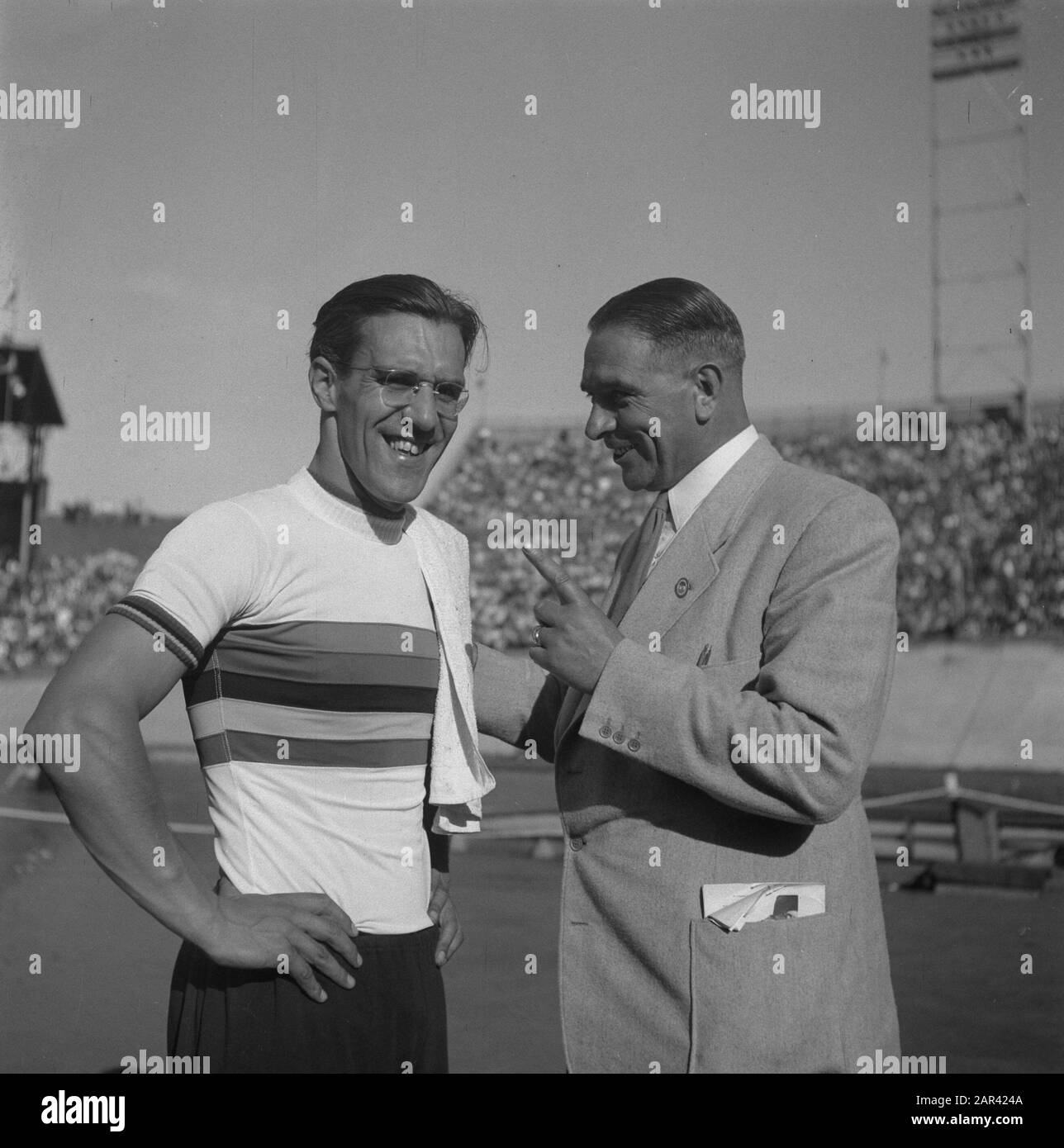 Campionato del mondo in pista Arie Van Vliet in Conversation Data: 29 Agosto 1948 Parole Chiave: Conversazioni, campionati del mondo, ciclismo Nome personale: Vliet, Arie van Foto Stock