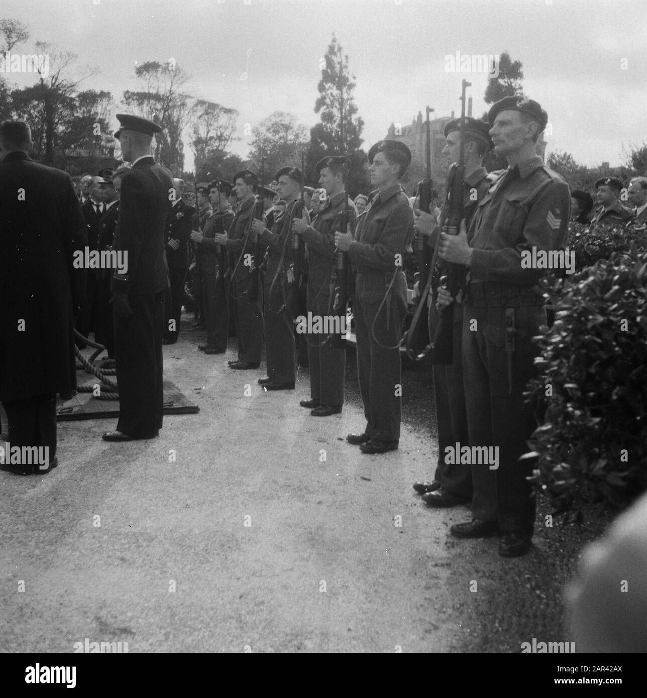 Presente fucile alla tomba Data: 2 ottobre 1948 Parole Chiave: Cun Foto Stock