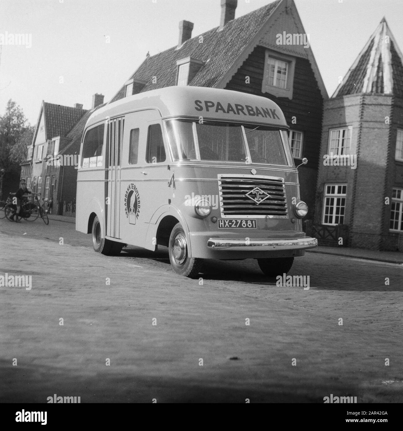 Savings Bank (Rotterdam) Auto Data: 22 Aprile 1949 Luogo: Rotterdam, Zuid-Holland Parole Chiave: Autos, Saving Bank Foto Stock