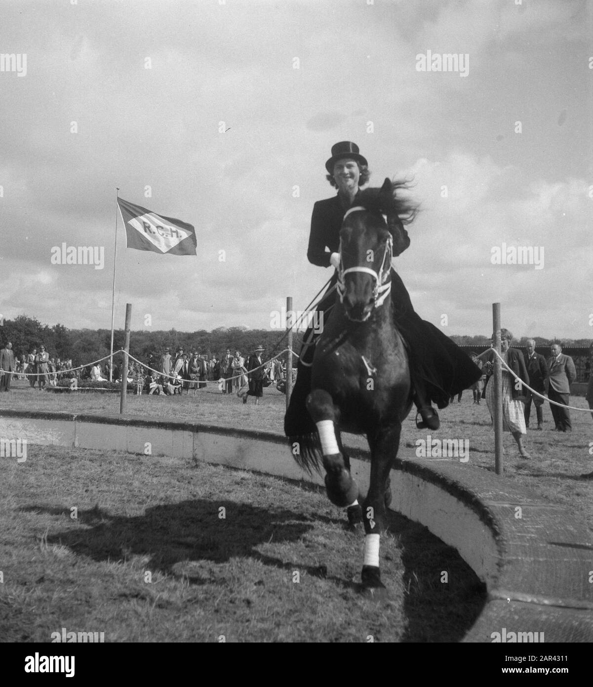 Regina Strassburger a cavallo Data: 9 gennaio 1950 Parole Chiave: Cavalli, dressage cavallo Nome personale: Strassburger, Regina Foto Stock