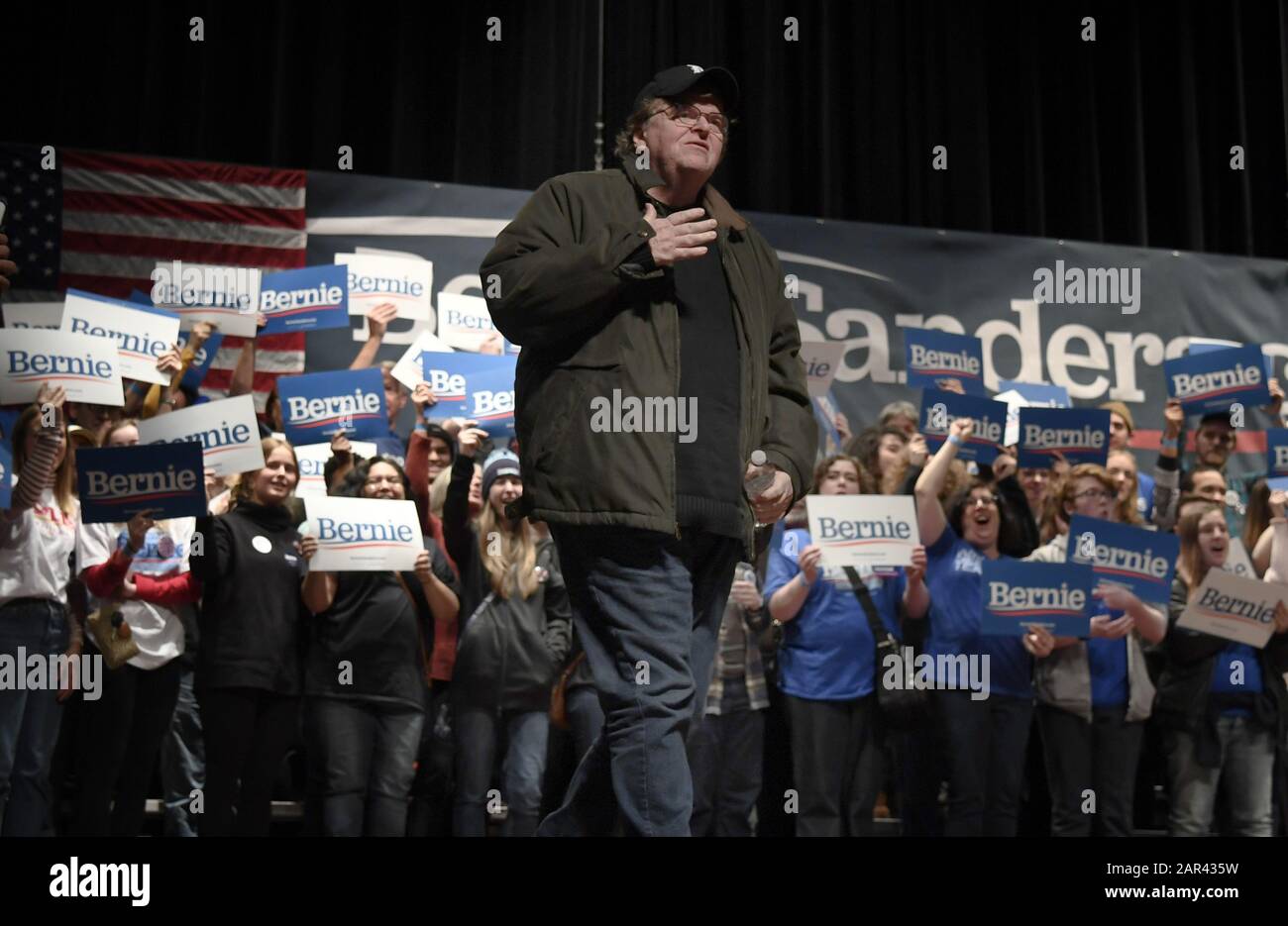 Ames, Stati Uniti. 25th Gen 2020. Michael Moore, regista e attivista del cinema, arriva a fare delle osservazioni a nome del candidato democratico alla presidenza per il 2020 Vermont Sen. Bernie Sanders durante un raduno elettorale ad Ames, Iowa, sabato 25 gennaio 2020. I candidati continuano a battersi davanti ai primi caucchi dello Iowa il 3 febbraio. Foto di Mike Theiler/UPI. Credito: Upi/Alamy Live News Foto Stock