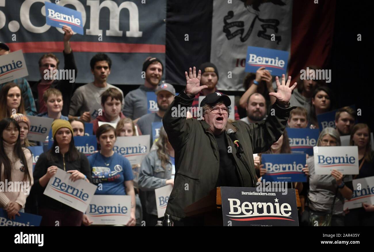Ames, Stati Uniti. 25th Gen 2020. Michael Moore, regista e attivista del cinema, ha fatto delle osservazioni a nome del candidato democratico alla presidenza per il 2020 Vermont Sen. Bernie Sanders durante un raduno elettorale ad Ames, Iowa, sabato 25 gennaio 2020. I candidati continuano a battersi davanti ai primi caucchi dello Iowa il 3 febbraio. Foto di Mike Theiler/UPI. Credito: Upi/Alamy Live News Foto Stock