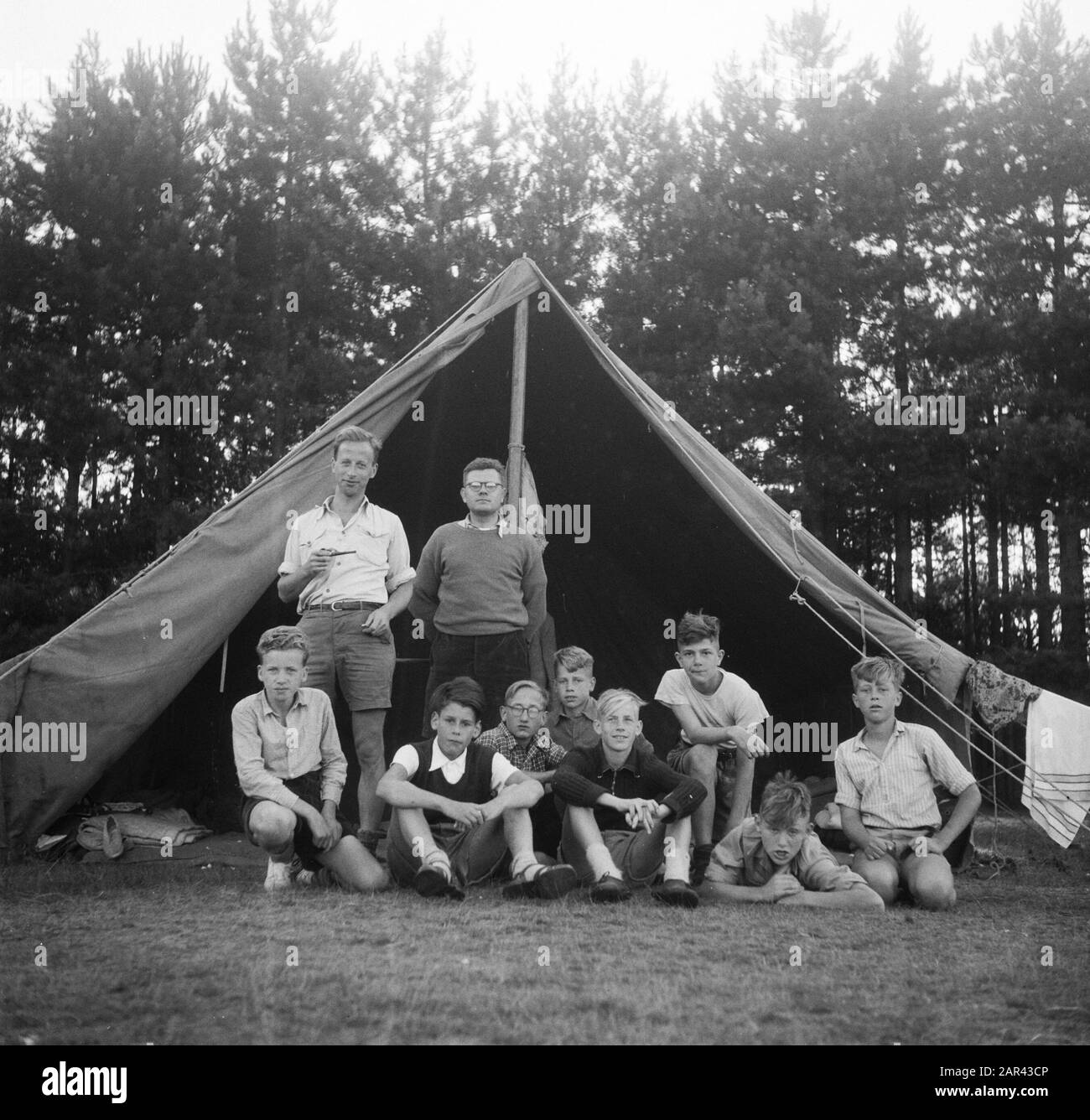 VCJC Kamp Vlieland [un gruppo di ragazzi con leader per una tenda] Data: 27 luglio 1950 luogo: Friesland, Vlieland Parole Chiave: Organizzazioni giovanili, campi Foto Stock