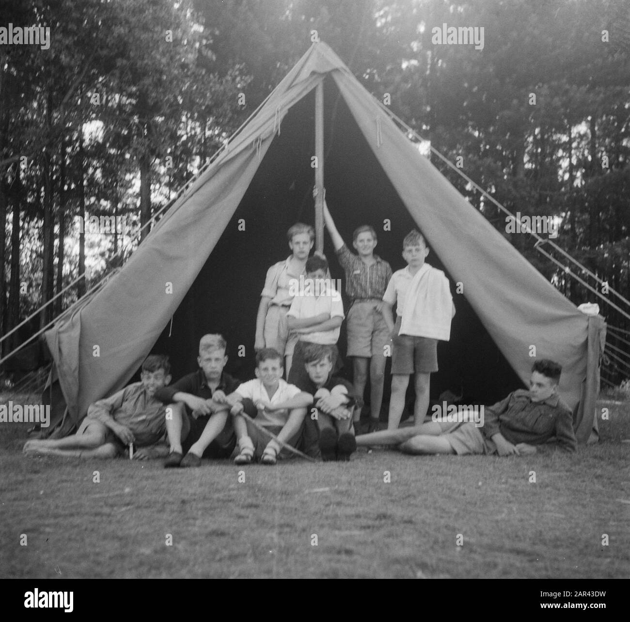 VCJC Kamp Vlieland [un gruppo di ragazzi per una tenda] Data: 27 luglio 1950 luogo: Friesland, Vlieland Parole Chiave: Organizzazioni giovanili, campi Foto Stock