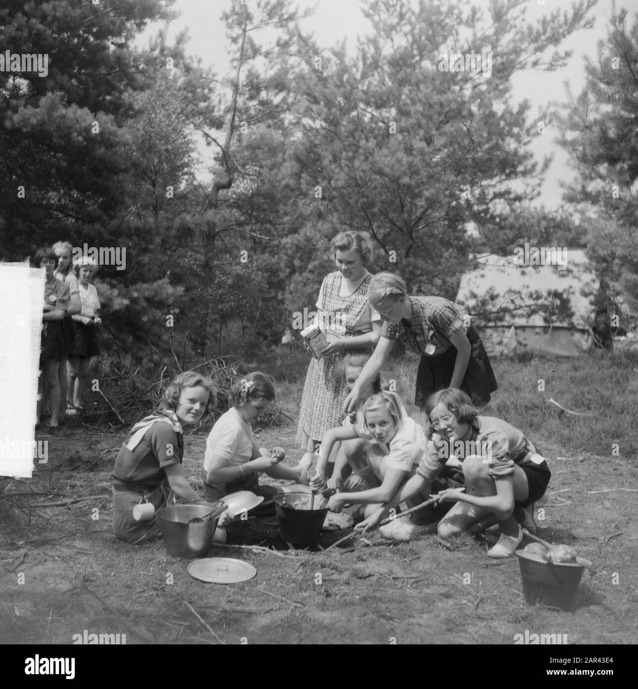VCJC Kamp Oirschot [gruppo di ragazze che cucinano un pasto] Data: 28 luglio 1950 luogo: Oirschot Parole Chiave: Organizzazioni giovanili, campi Foto Stock