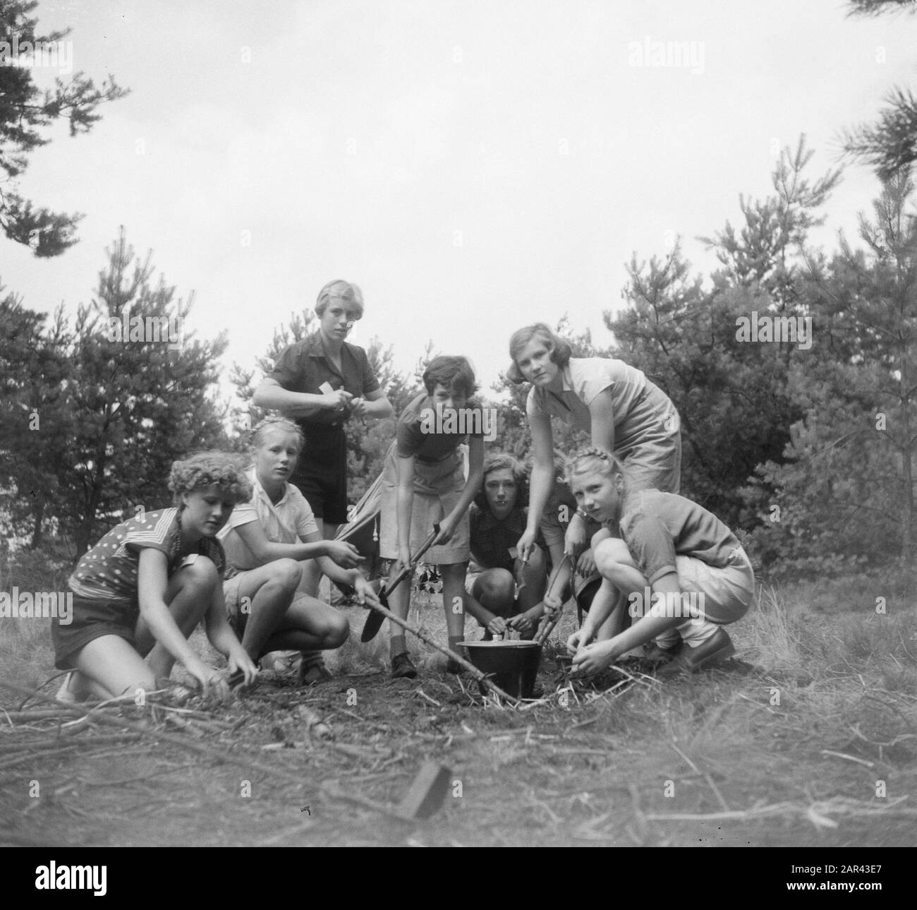 VCJC Kamp Oirschot [gruppo di ragazze impegnate nella cottura di un pasto e fuoco ardente] Data: 28 luglio 1950 luogo: Oirschot Parole Chiave: Organizzazioni giovanili, campi Foto Stock