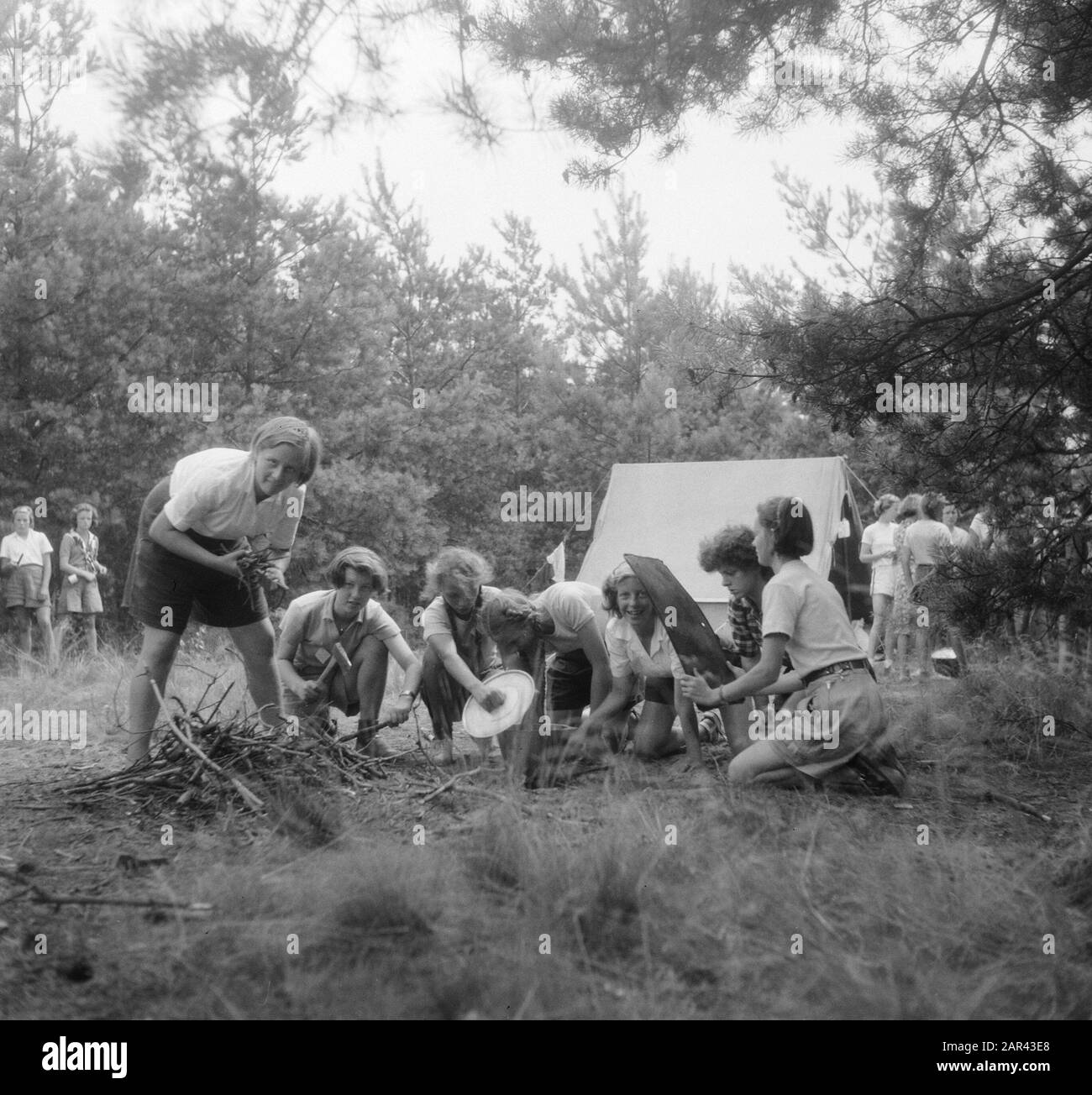VCJC Kamp Oirschot [gruppo di ragazze impegnate nella cottura di un pasto e fuoco ardente] Data: 28 luglio 1950 luogo: Oirschot Parole Chiave: Organizzazioni giovanili, campi Foto Stock