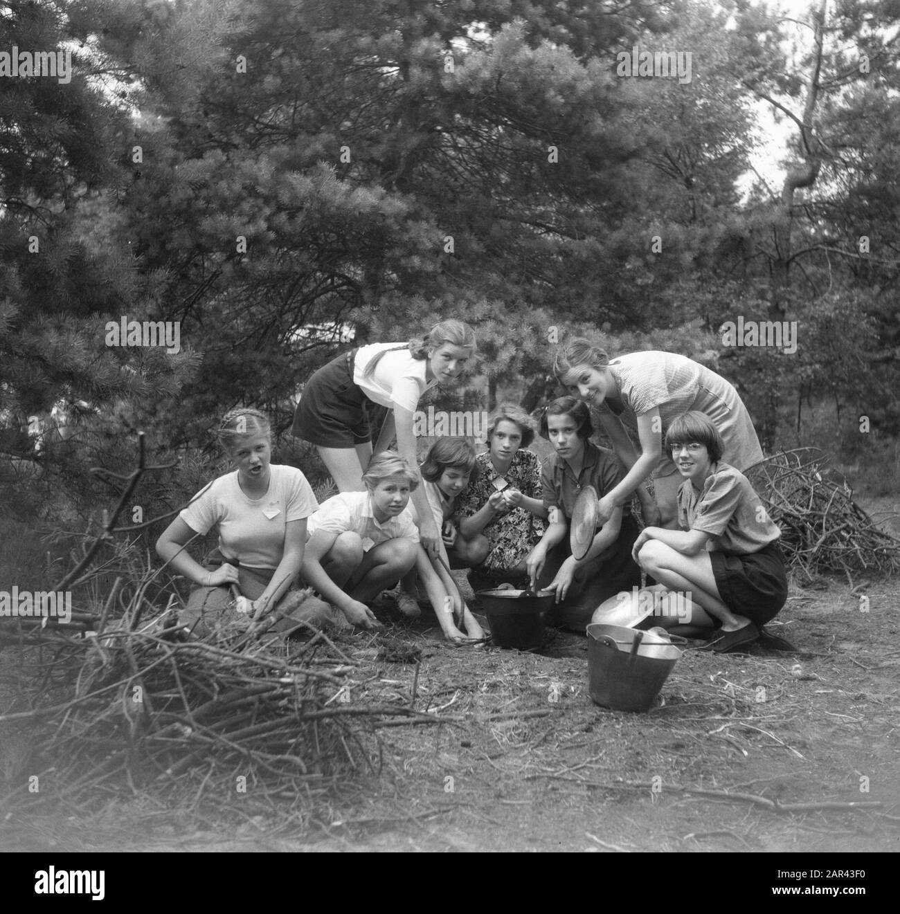 VCJC Kamp Oirschot [Gruppo di ragazze impegnate nella preparazione di un pasto e fuoco ardente] Data: 28 luglio 1950 luogo: Oirschot Parole Chiave: Organizzazioni giovanili, campi Foto Stock