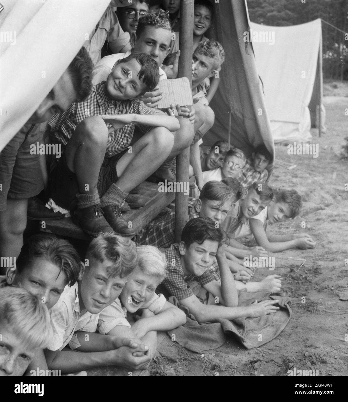 VCJC Kamp Nunspeet VCJC Nunspeet Annotation: Boys Camp Date: 24 August 1950 Location: Nunspeet Keywords: Organizzazioni giovanili, campi, campi Foto Stock VCJC Kamp Nunspeet VCJC Nunspeet Annotation: Boys Camp Date: 24 August 1950 Location: Nunspeet Keywords: Organizzazioni giovanili, campi, campi Foto Stock