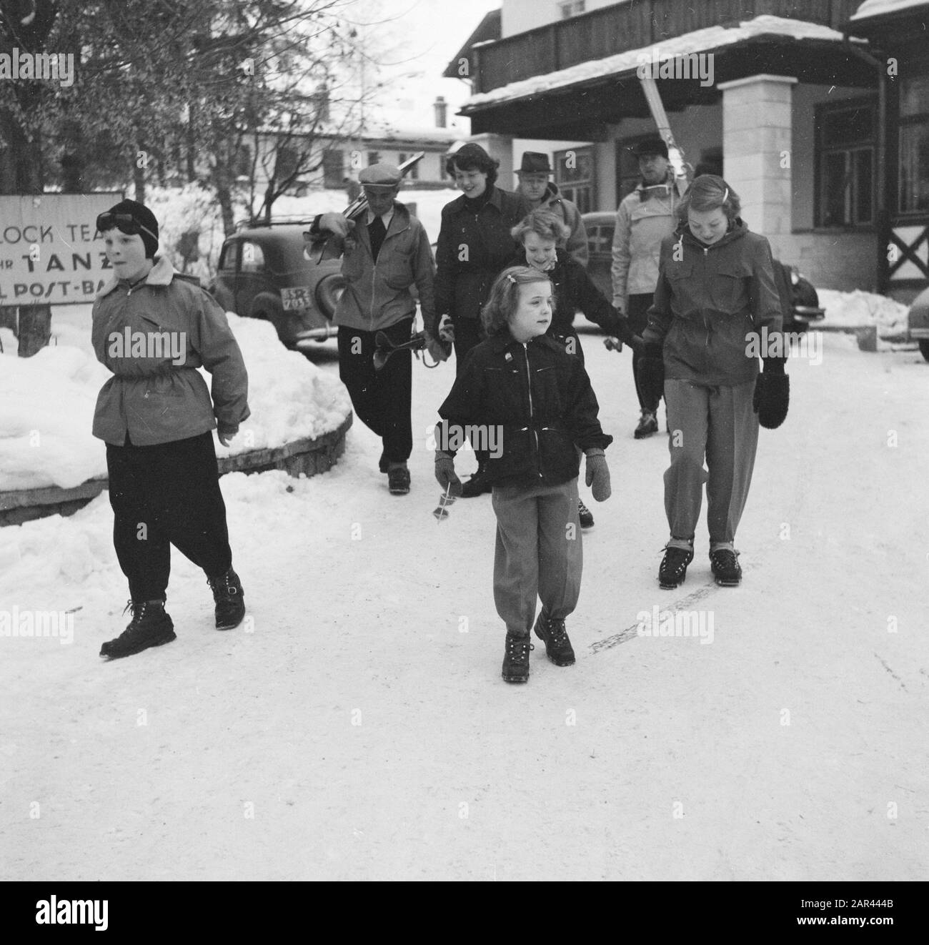 Famiglia reale a Sankt Anton 3 principesse Data: 29 dicembre 1950 luogo: Austria, Tirolo Parole Chiave: Principesse, sport invernali Nome personale: Beatrix (princess Netherlands), Irene (princess) Olanda), Margriet (princess Netherlands) Foto Stock