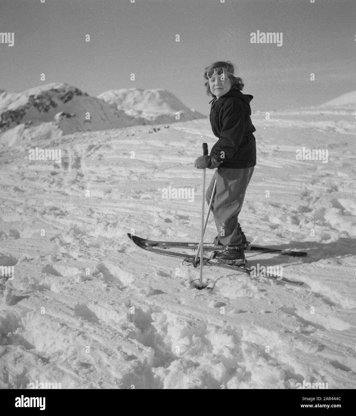 Famiglia reale a Sankt Anton. Princess Margriet on skis Data: 29 dicembre 1950 luogo: Austria, Tirolo Parole Chiave: Principesse, sport invernali Nome personale: Margriet (princess Netherlands) Foto Stock