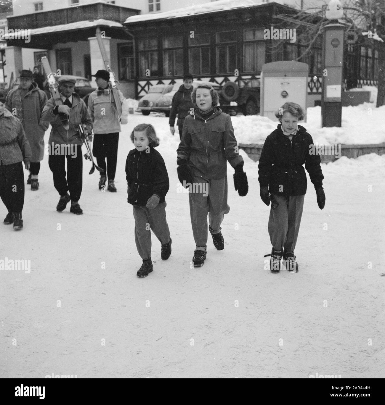Famiglia reale a Sankt Anton 3 principesse Data: 29 dicembre 1950 luogo: Austria, Tirolo Parole Chiave: Principesse, sport invernali Nome personale: Beatrix (princess Netherlands), Irene (princess) Olanda), Margriet (princess Netherlands) Foto Stock