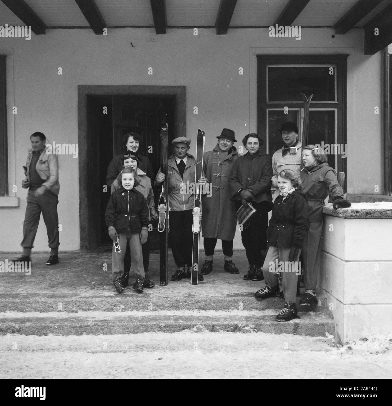 Famiglia reale a Sankt Anton (Tirol). Tre principesse Data: 29 dicembre 1950 luogo: Austria, Tirolo Parole Chiave: Famiglia reale, principesse, sport invernali Nome personale: Beatrix (principessa Paesi Bassi), Irene (principessa Paesi Bassi), Margriet (principessa Paesi Bassi) Foto Stock