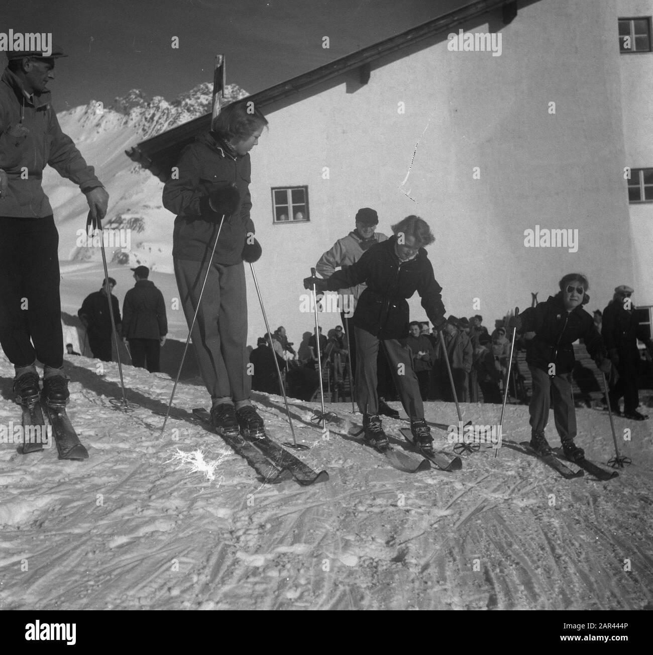 Famiglia reale a Sankt Anton (Tirol). Tre principesse Data: 29 dicembre 1950 luogo: Austria, Tirolo Parole Chiave: Principesse, sport invernali Nome personale: Beatrix (principessa olandese), Irene (principessa olandese), Margriet (principessa olandese) Foto Stock