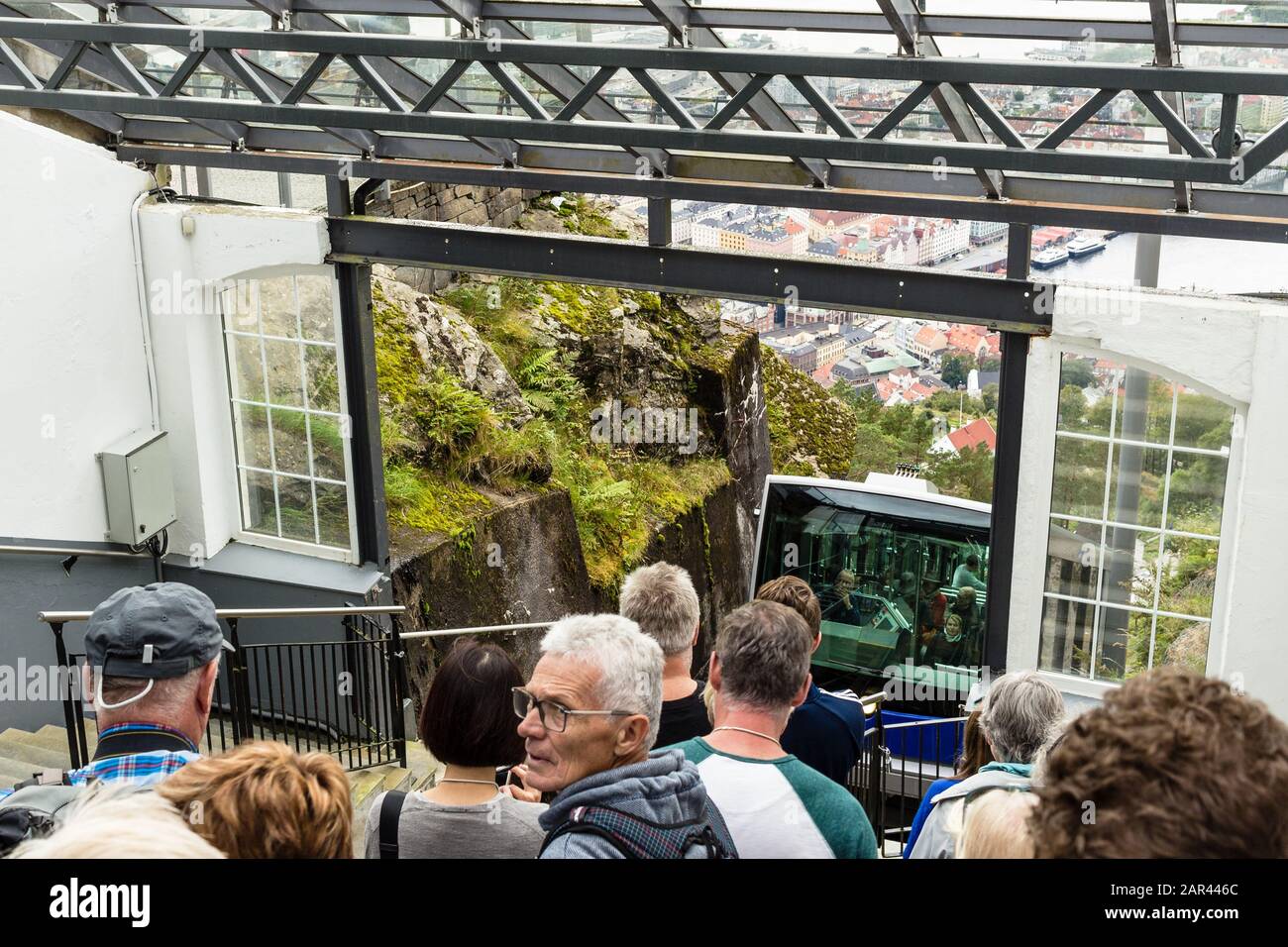 Bergen, NORVEGIA - 01 ago 2019: I turisti aspettano la famosa funicolare del Monte Flyen per arrivare che trasporta turisti e locali fino alla cima della mo Foto Stock