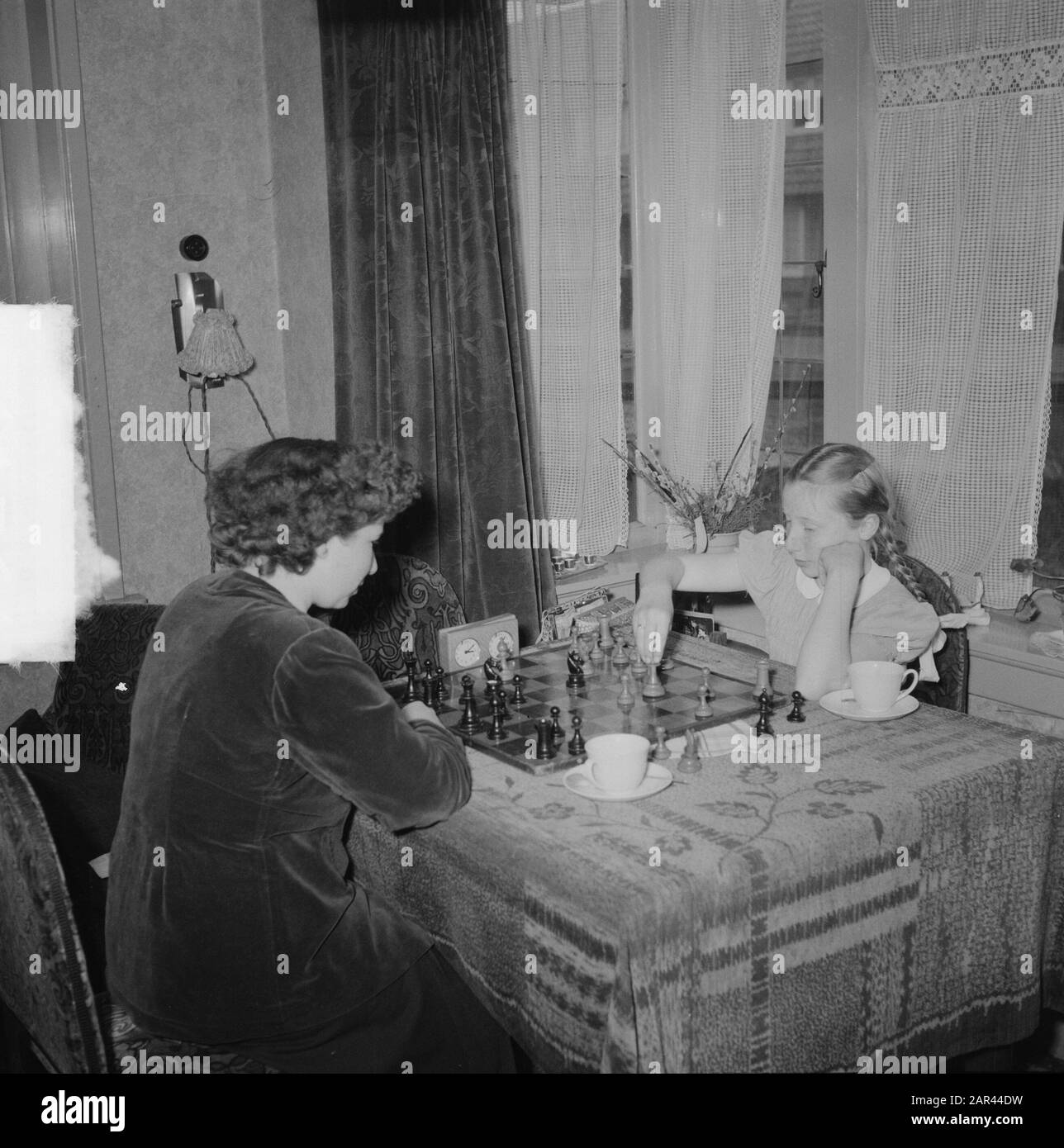 Fenny Heemskerk (campione di scacchi per donne) con figlia Data: 10 aprile 1951 Parole Chiave: Figlie, scacchi per donne, campioni Nome personale: Fenny Heemskerk Foto Stock
