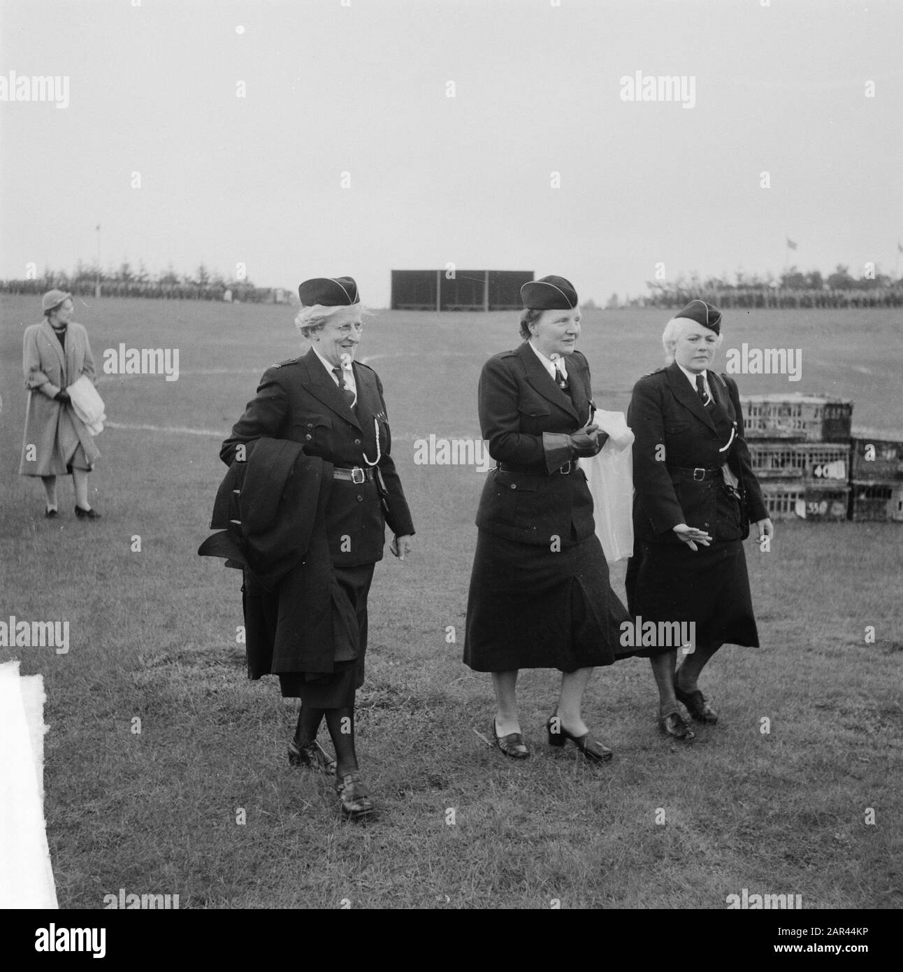 35 anni di anniversario N.P.G. (Dutch Boy Scout's Guild) Celebration 35th anniversario N.P.G. (Dutch Boy Scout Guild) Jubeldag al Goudsberg in Lunteren, Patron Queen Juliana Annotazione: Giusto il presidente del N.P.G. Sig.ra J. van Nispen-van Wely Data: 14 maggio 1951 luogo: Pranzo Parole Chiave: Jubilees, Boy Scout Foto Stock