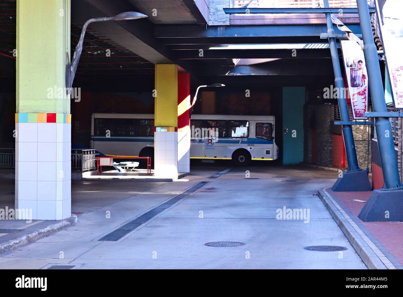 Port ELIZABETH, SUDAFRICA - 03 Mar 2019: Il deposito principale della compagnia di autobus Algoa nel centro della città di Port Elizabeth. Immagine del concetto di Bus Strike. Foto Stock