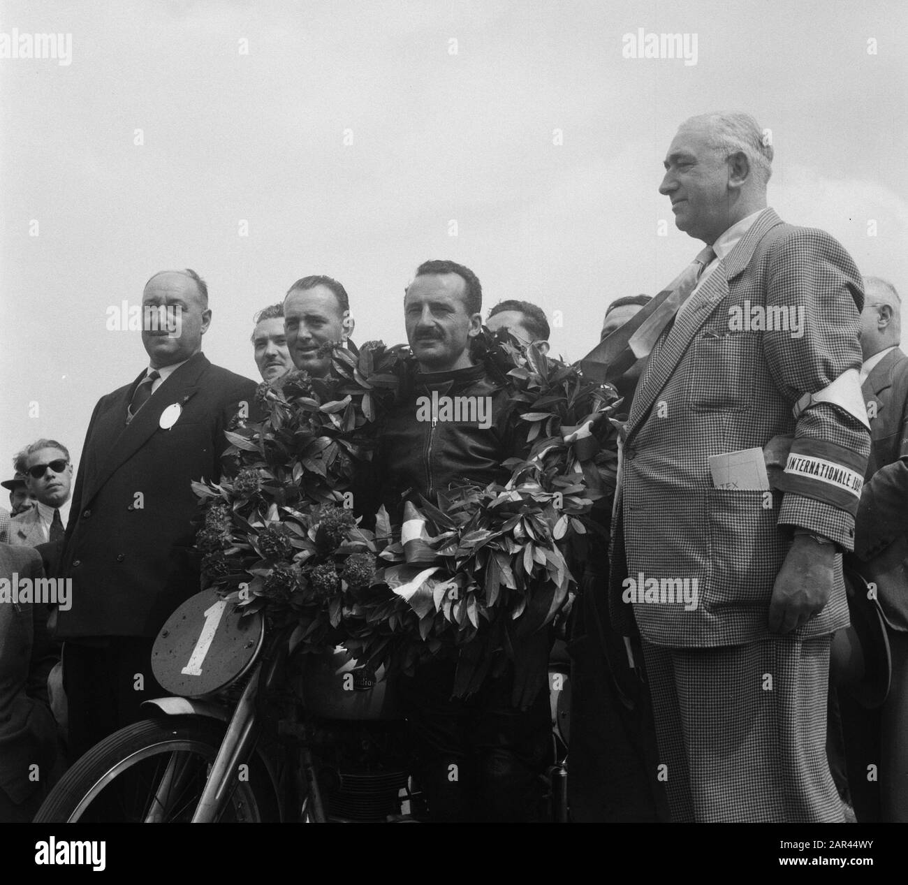 TT Assen 1951 Huldiging. Gianni Leoni (Vincitore 125 Cc) Data: 7 Luglio 1951 Posizione: Parole Chiave Di Axis: Hages, Winners, Motorsport Nome Personale: Leoni. Gianni Institution Nome: Tt Foto Stock