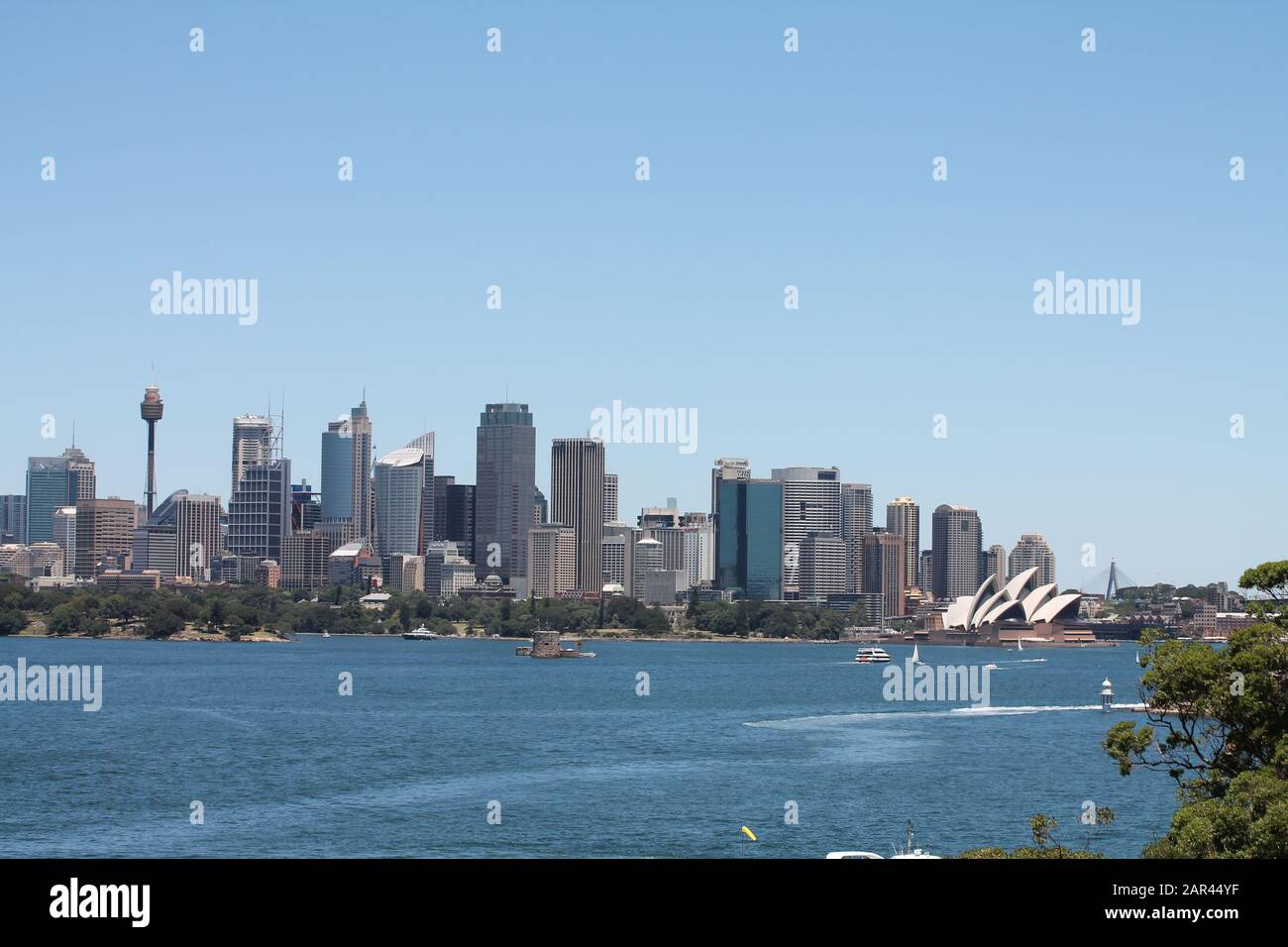 Vista sul porto di Sydney, sul teatro dell'opera e sulla torre di Sydney Foto Stock