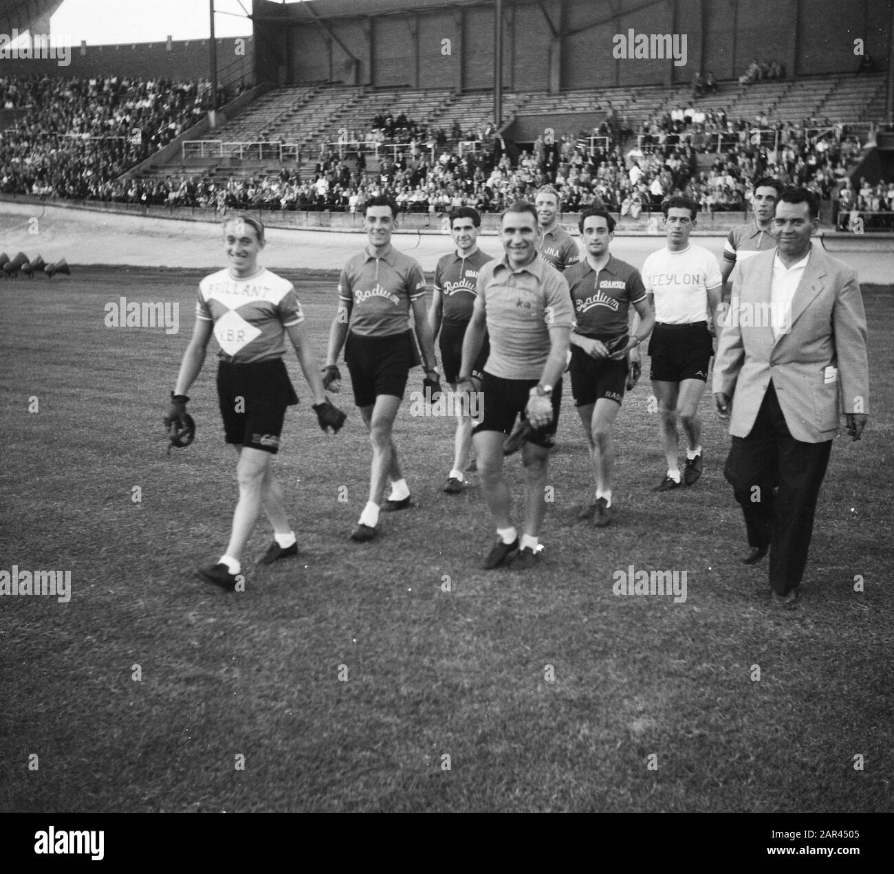 Dutch Tour de France Team in Olympic Stadium Honoured Data: 30 luglio 1951 Parole Chiave: Teams Institution name: Olympic Stadium Foto Stock