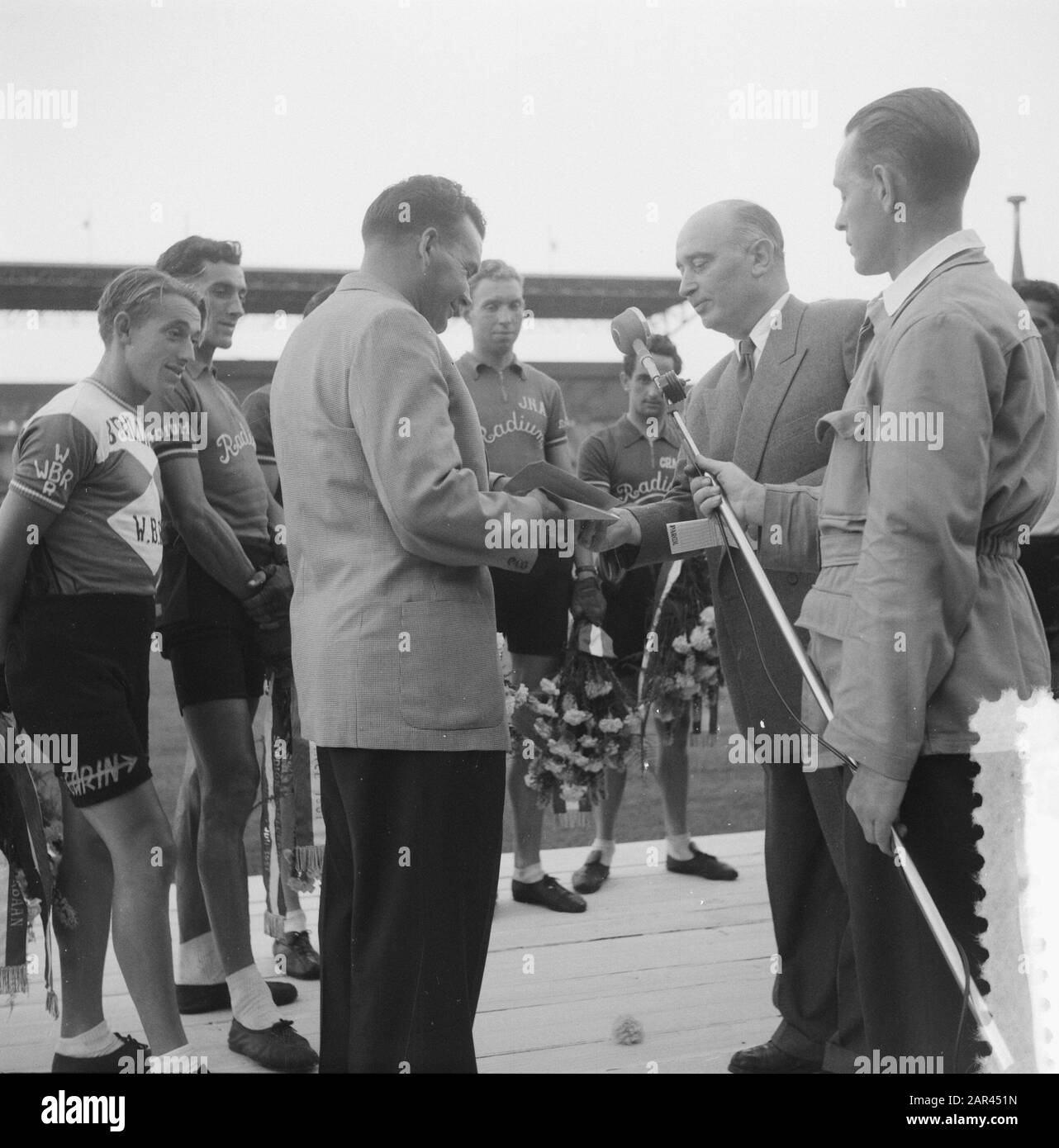 Squadra olandese del Tour de France nello Stadio Olimpico Onorato Data: 30 luglio 1951 Nome dell'istituzione: Stadio Olimpico Foto Stock