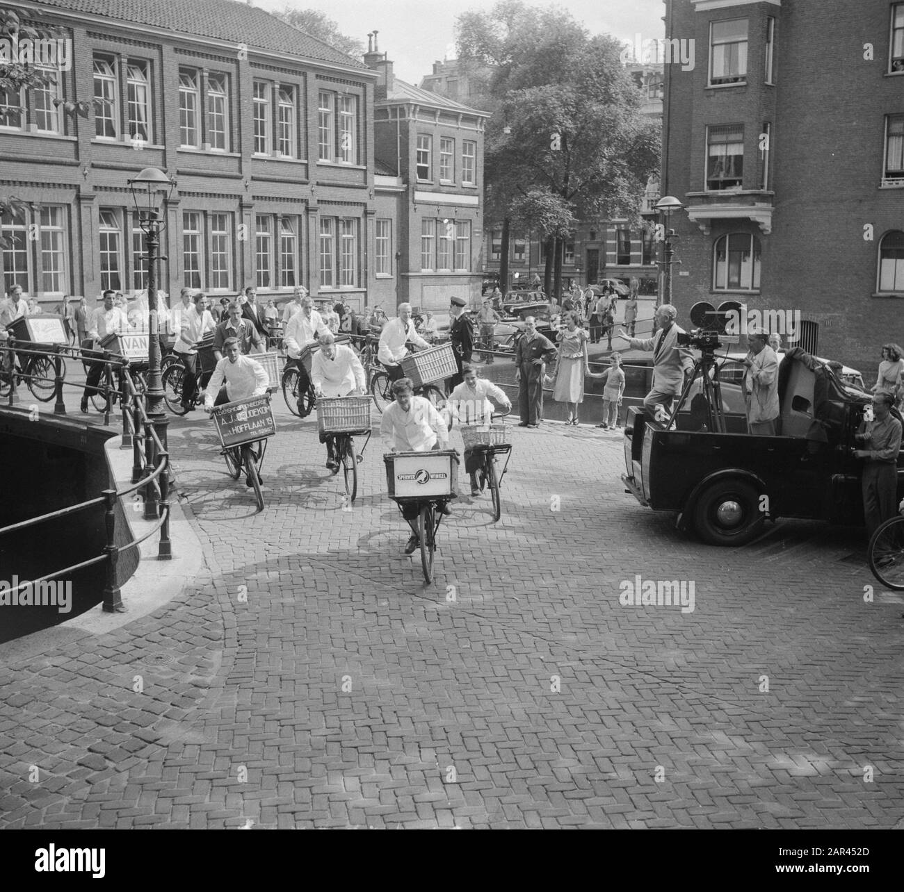 Registrazione Columbia of Boucher Boys Annotation: American film documentario Olanda sulla moto della società di film Columbia. Quindici cosiddetti bottcher e droghiere ragazzi in azione. Data: 6 agosto 1951 luogo: Amsterdam Parole Chiave: Ciclisti, film, registrazioni di lavoro Foto Stock