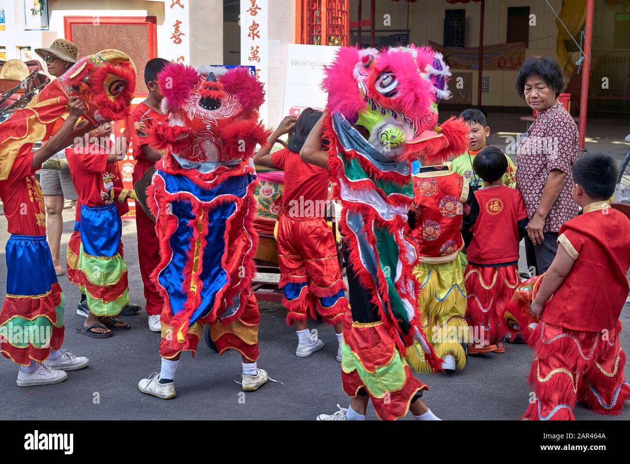 Thailandia bambini vestiti con tradizionali costumi da ballo drago cinese per le celebrazioni del Capodanno cinese 2020 Foto Stock
