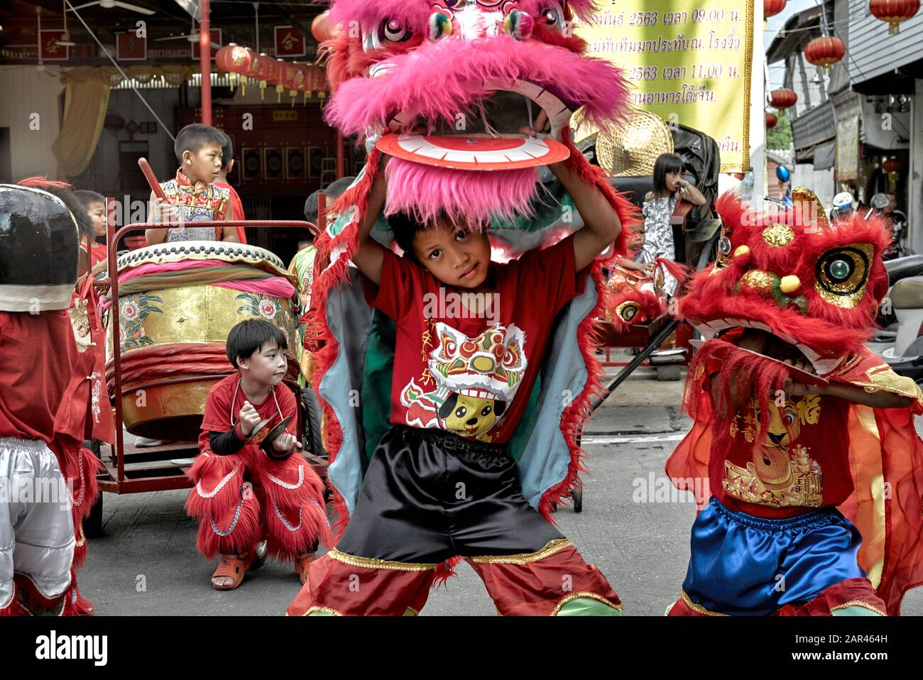 Thailandia bambini vestiti con tradizionali costumi da ballo drago cinese per le celebrazioni del Capodanno cinese 2020 Foto Stock