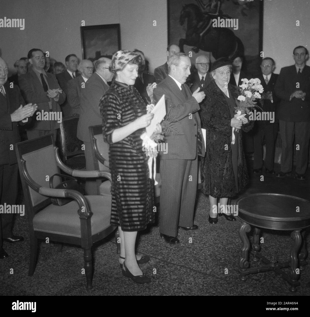 Cerimonia Di Premiazione Jan Campersistichting Den Haag Data: 18 Dicembre 1951 Luogo: L'Aia, Zuid-Holland Parole Chiave: Premio Premi Nome Personale: Jan Campersistichting Foto Stock