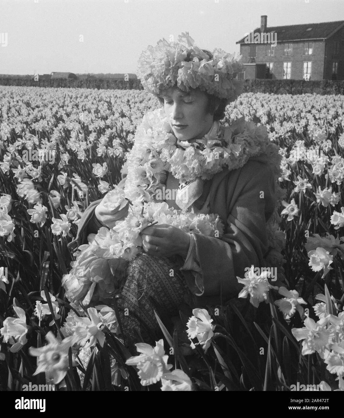 Ragazza con cappello a bulbo e ghirlande Data: 17 aprile 1952 Parole Chiave: Fiori, ragazze Foto Stock