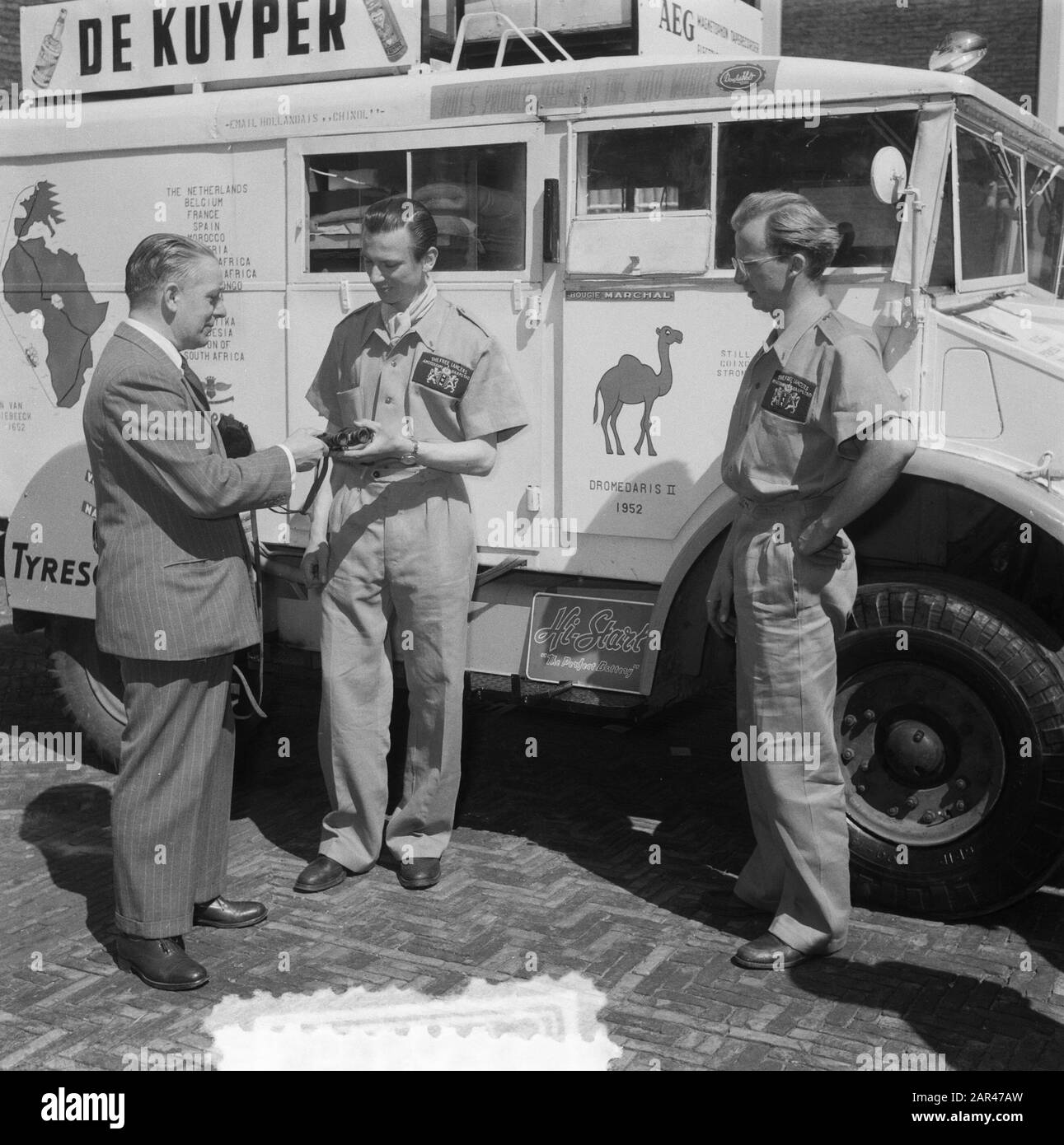 I giovani vanno in auto a Città del Capo viaggio di 18000 km Due studenti di Amsterdam, 25 anni Karel Kramer, ex dipendente commerciale, E Jan Helms, un'autotecnica di 28 anni, sarà con un camion militare forte e convertito, il Dromedaris II, il viaggio di oltre 13.000 km attraverso l'Europa e l'Africa a Città del Capo. B Annotazione: Overhandy binocolo. Regalo del sindaco d'Ailly di Amsterdam Data: 8 maggio 1952 Località: Amsterdam Parole Chiave: Spedizioni Foto Stock