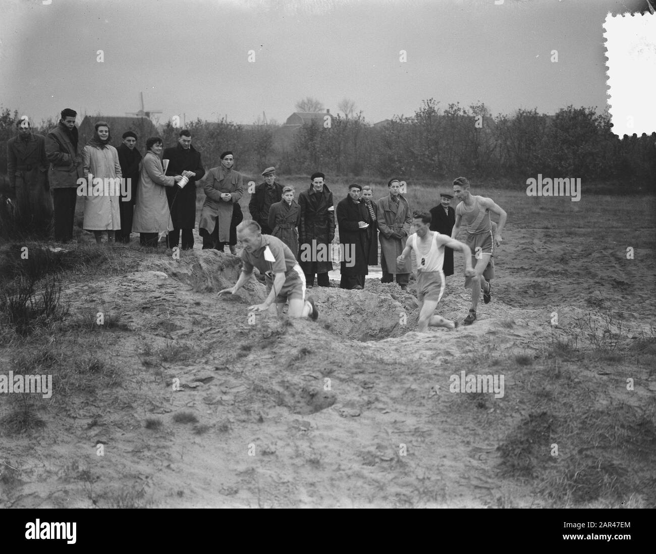 International Crossloop Olympia '47 at Halsteren Annotation: Won by Janus van der Zande Date: 15 Novembre 1952 Location: Halsteren Keywords: Atletica, cross-country walking Nome personale: Zande, Zande Janus van der Foto Stock