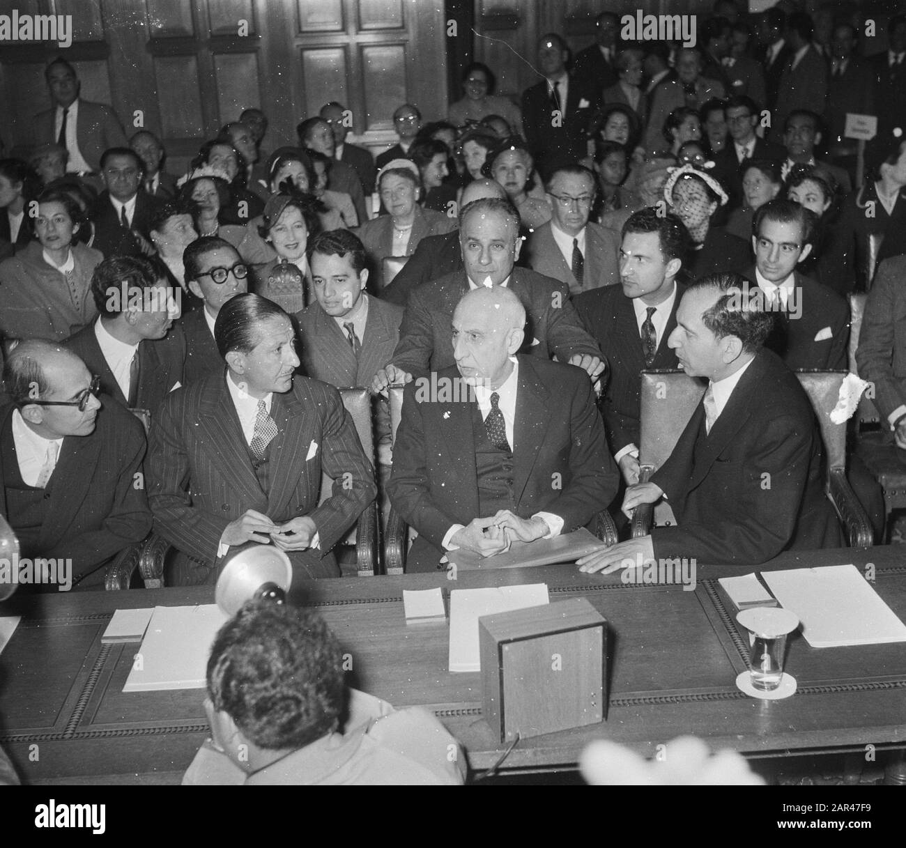 Tribunale internazionale di sessione Oil Issue Persia e Inghilterra da L.n.r. Eve Beereth Zivnet Healt Professor Haldork H. Fisher B. Johnson Data: 9 giugno 1952 Parole Chiave: International Court, OIL Issues Nome personale: B. Johnson, Eve Beereth, H. Fisher Foto Stock