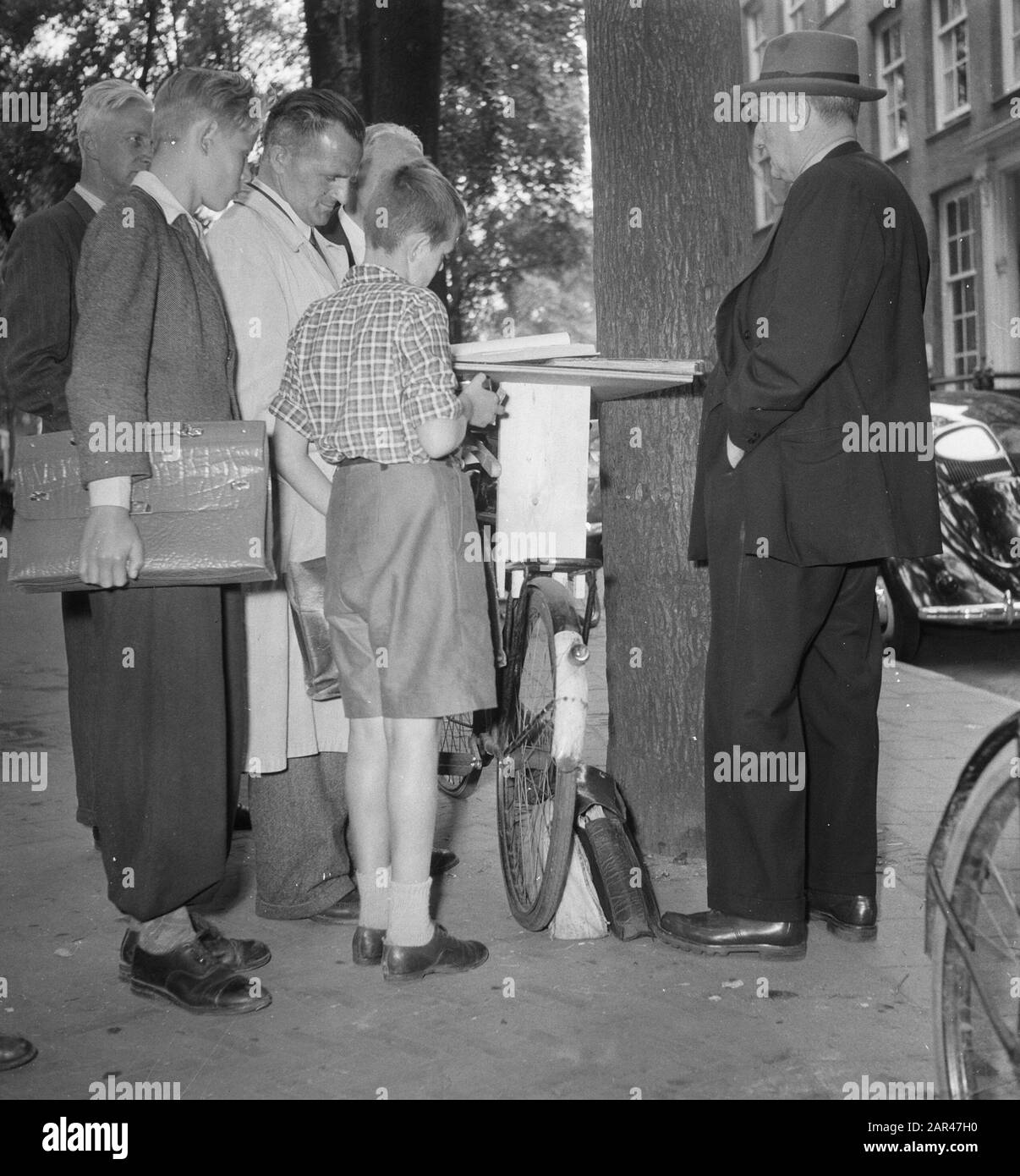 Tabella di bicicletta al mercato del francobollo Amsterdam Data: 11 giugno 1952 Località: Amsterdam, Noord-Holland Foto Stock