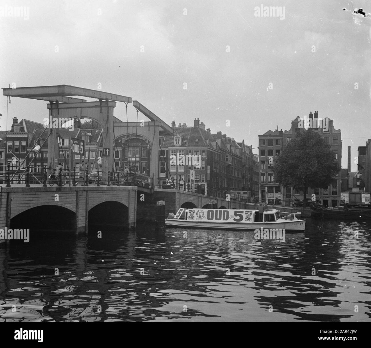 Segni elettorali ad Amsterdam Data: 17 giugno 1952 Località: Amsterdam, Noord-Holland Parole Chiave: Ponti, politica, barche dei canali, immagini di strada, elezioni, segni elettorali Foto Stock