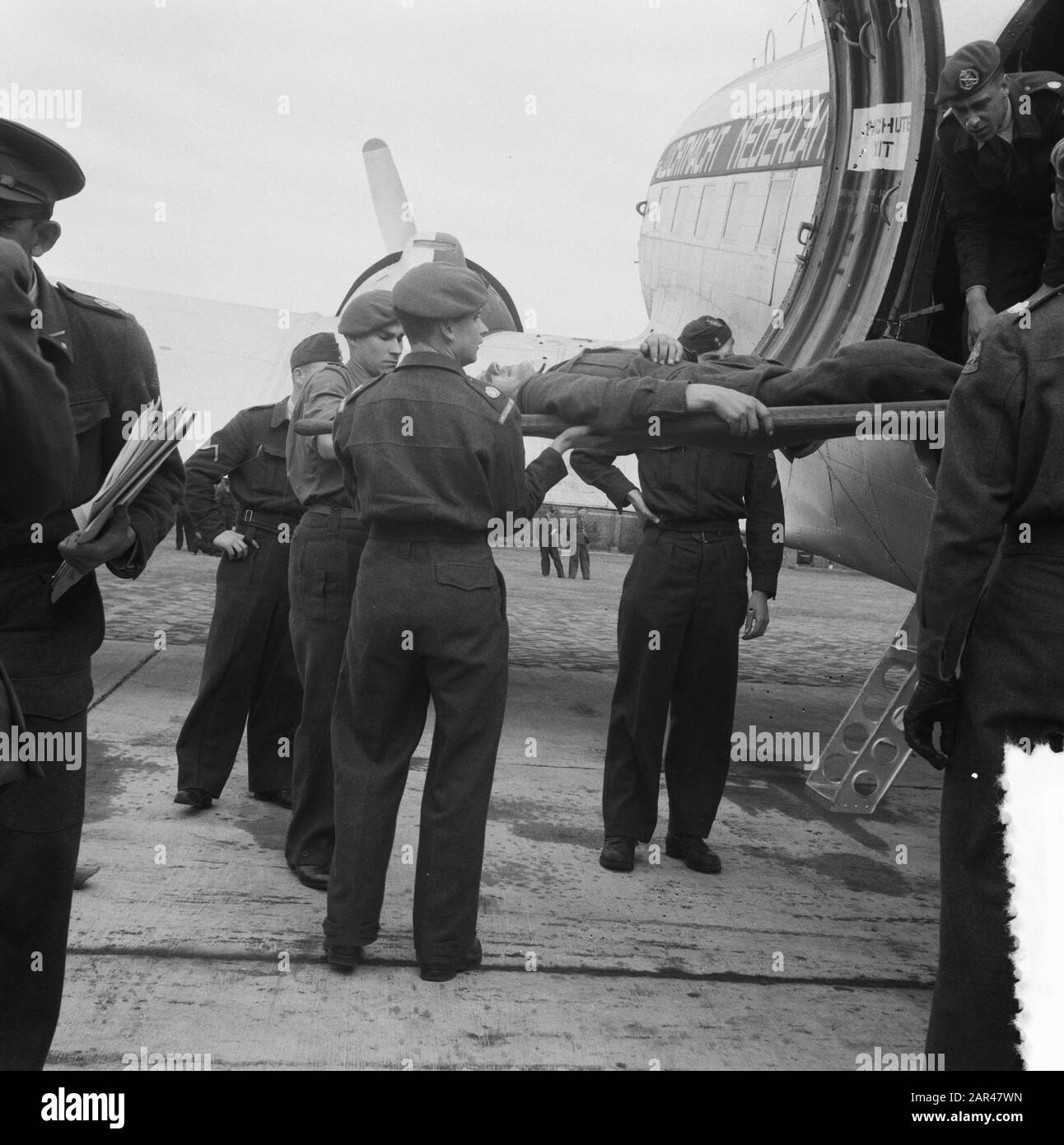 Esercizio militare Tenere rapidamente in Germania. Esercizio trasporto ferito Data: 16 Settembre 1952 luogo: Germania Parole Chiave: Forze armate, esercizi militari Foto Stock