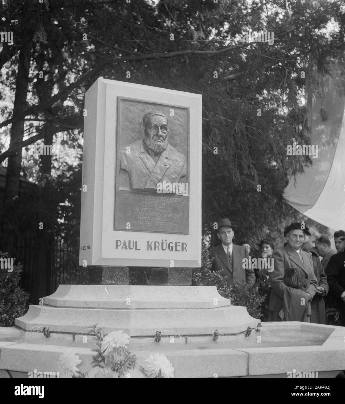 Commemorazione del compleanno di Paul Kruger a Utrecht nel giardino dell'edificio Maliebaan 89 dove visse all'inizio di questo secolo. Una targa di bronzo è stata svelata dall'ambasciatore sudafricano P.I. Hoogenkeep Data: 10 ottobre 1952 Località: Utrecht, Utrecht Parole Chiave: Ambasciatori, memoriali, commemorazioni, rivelazioni Nome personale: Hoogenlaat, P.I., Kruger, Paul Foto Stock