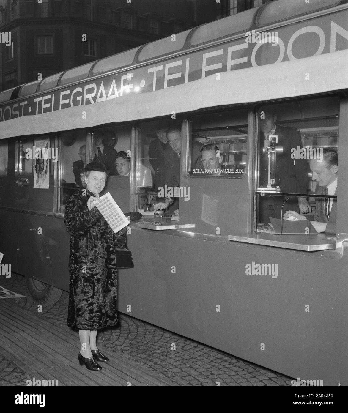Sig.ra d'Ailly compra 1st francobollo per bambini Annotazione: Moglie del sindaco di Amsterdam Data: 17 novembre 1952 Foto Stock