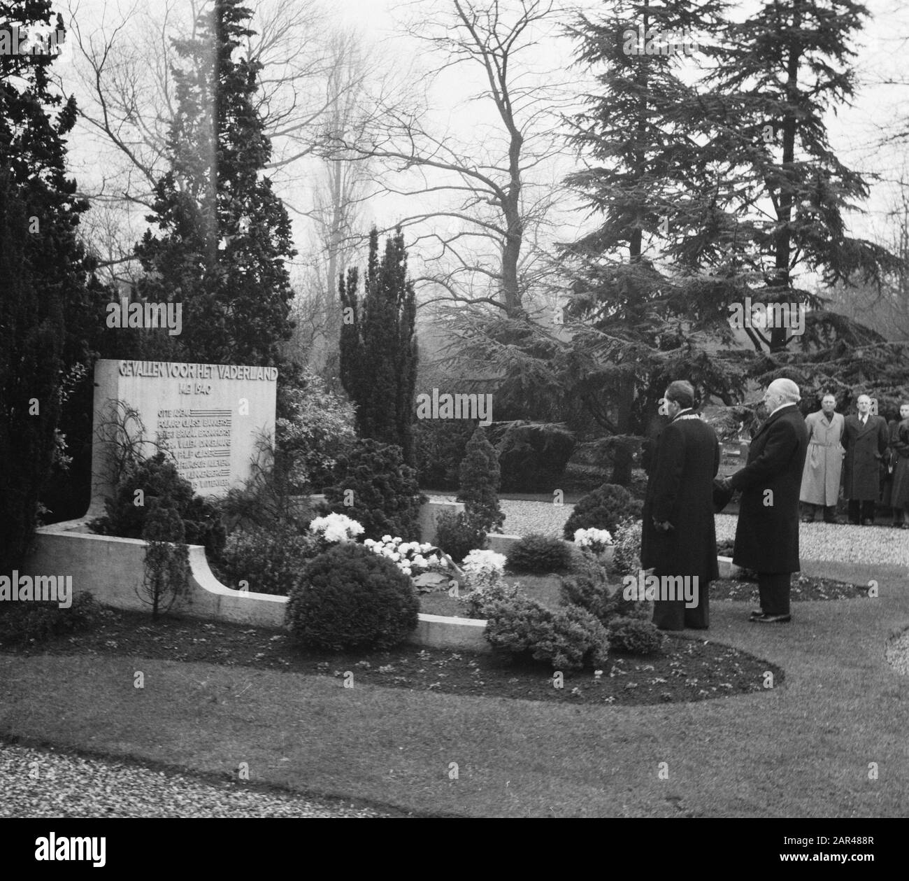 Commemorazione delle tombe di guerra New Oostercbal Annotazione: Sindaco di azione a.C. Franke ha posto una corona al monumento dei soldati che sono morti nel maggio 1940. Data: 15 novembre 1952 luogo: Amsterdam Parole Chiave: Commemorazioni, tombe di guerra Nome personale: Franke, B.C. Nome istituzione: Oosterckal Foto Stock