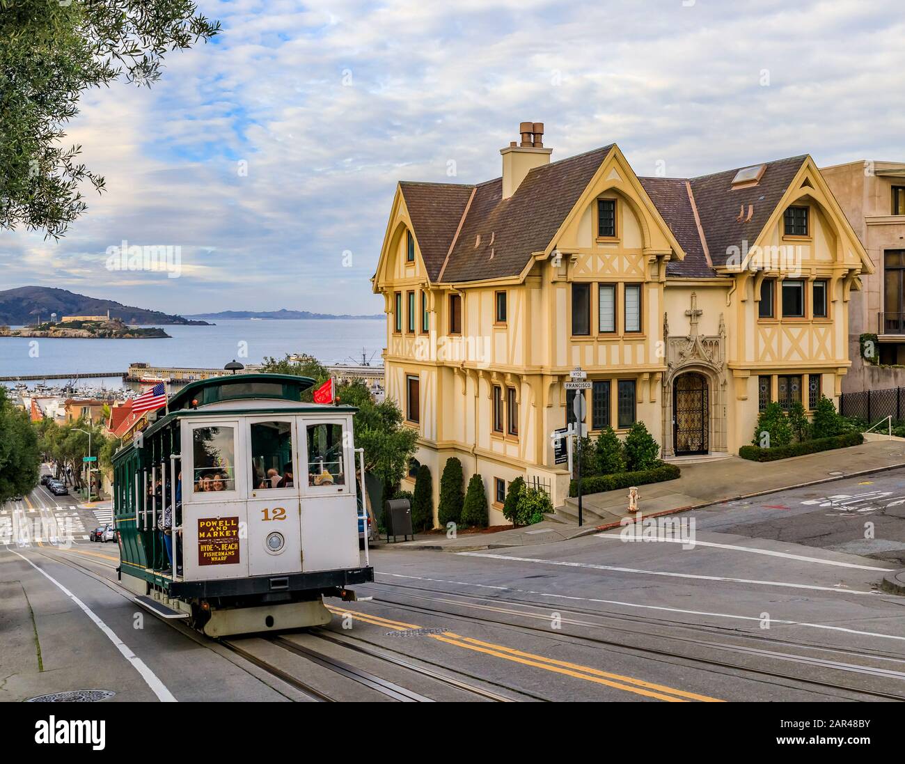 San Francisco, USA - 21 gennaio 2020: L'iconica funivia in cima a Hyde Street accanto a una casa Tudor, precedentemente di proprietà di Nicolas Cage, con il Foto Stock
