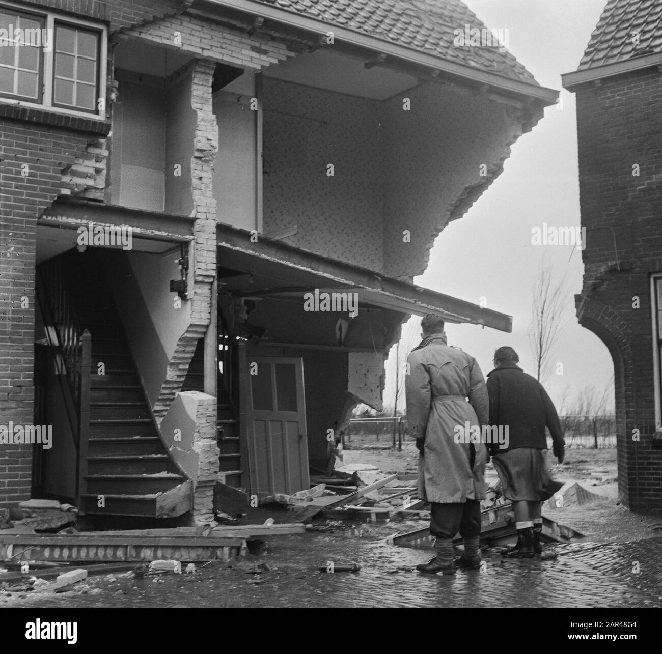 Tempesta nei Paesi Bassi. Dijkdoorbraken, inondazioni A Maassluis sulla Korte Piersonstraat una casa crollata minando Data: 1 febbraio 1953 Località: Maassluis, Zuid-Holland Parole Chiave: Case, inondazioni, rovine Foto Stock