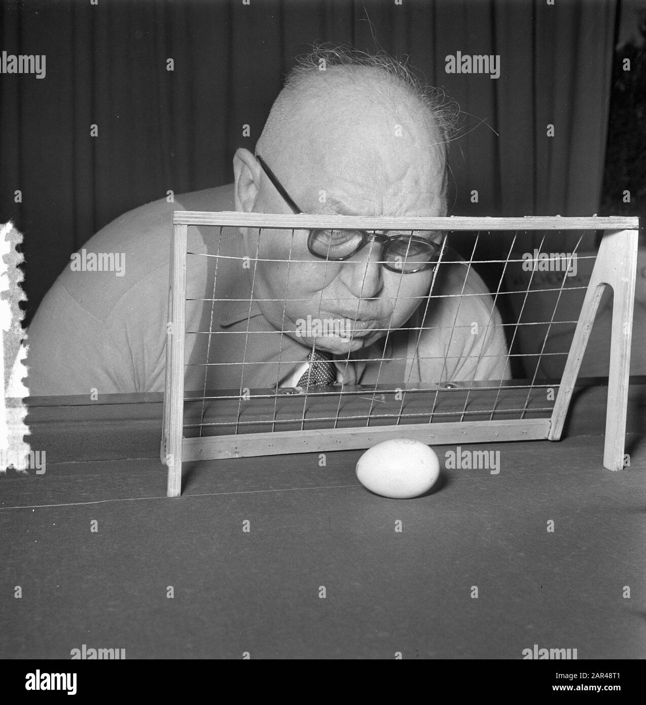 New Television Game; Egg Blowing of KRO Data: 3 marzo 1953 Parole Chiave: Giochi, televisione Nome istituzione: Kro Foto Stock