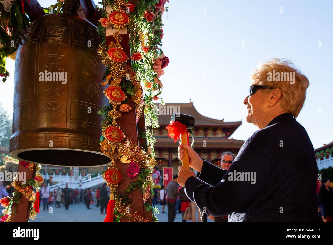 Los Angeles, Stati Uniti. 25th Gen 2020. Una donna suona una campana in un tempio il primo giorno dell'anno cinese del Rat, a Los Angeles, Stati Uniti, il 25 gennaio 2020. Credito: Qian Weizhong/Xinhua/Alamy Live News Foto Stock