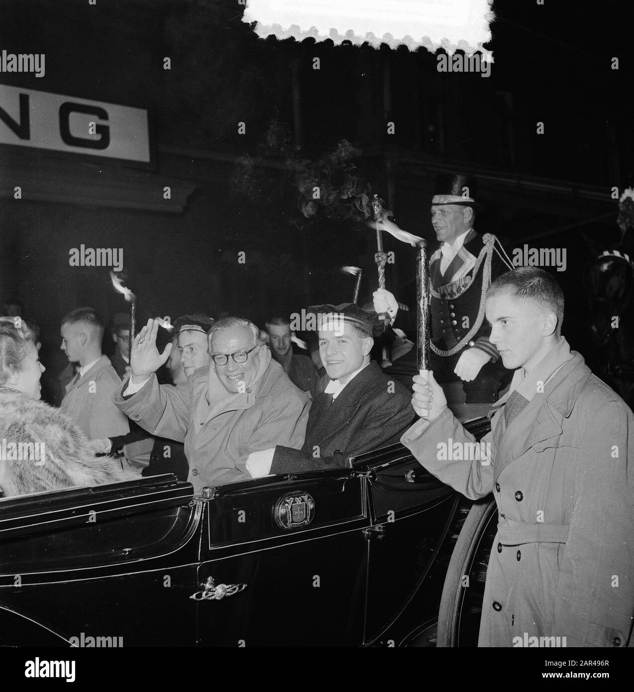 Huldiging Cees Laseur Arrivi Stazione Centrale Amsterdam Data: 28 Ottobre 1953 Luogo: Amsterdam, Noord-Holland Parole Chiave: Arrivi, Hultations Nome Personale: Laseur, Cees Foto Stock