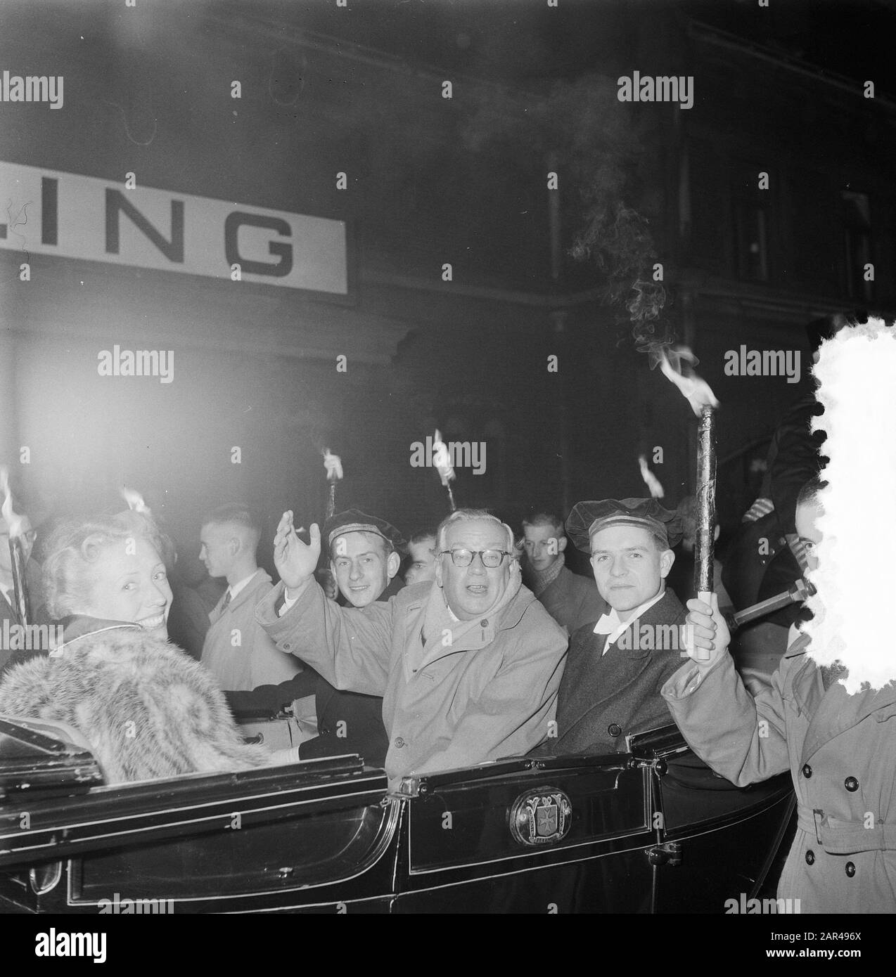 Huldiging Cees Laseur, Arrival Central Station Amsterdam Data: 28 Ottobre 1953 Luogo: Amsterdam, Noord-Holland Parole Chiave: Arrivi, Hultations Nome Personale: Laseur, Cees Foto Stock