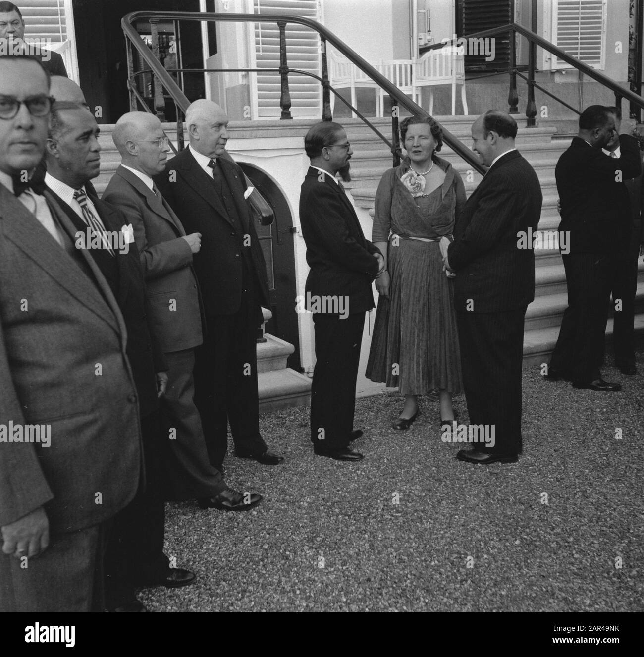 La regina Juliana e il principe Bernhard hanno ricevuto delegazioni RTC presso il palazzo Soestdijk A Soestdijk re Juliana ha ricevuto la delegazione RTC mercoledì sera. Nel giardino del palazzo, la regina parla con il Dr. Da Costa Gomez (Ned. Antille), centrale, e Dr pos (Suriname) a destra. Il Ministro Di Sinistra Prof. Dr. L.j.m. Beel e MR. J.R.H. van Schaik Data: 26 Maggio 1954 luogo: Soestdijk Parole Chiave: Queen, ricevute Nome personale: Beel, L.J.M., Costa Gomez, M.F. da, Juliana (queen Netherlands), pos, R.H., Schaik, Josephus R.H. van Foto Stock