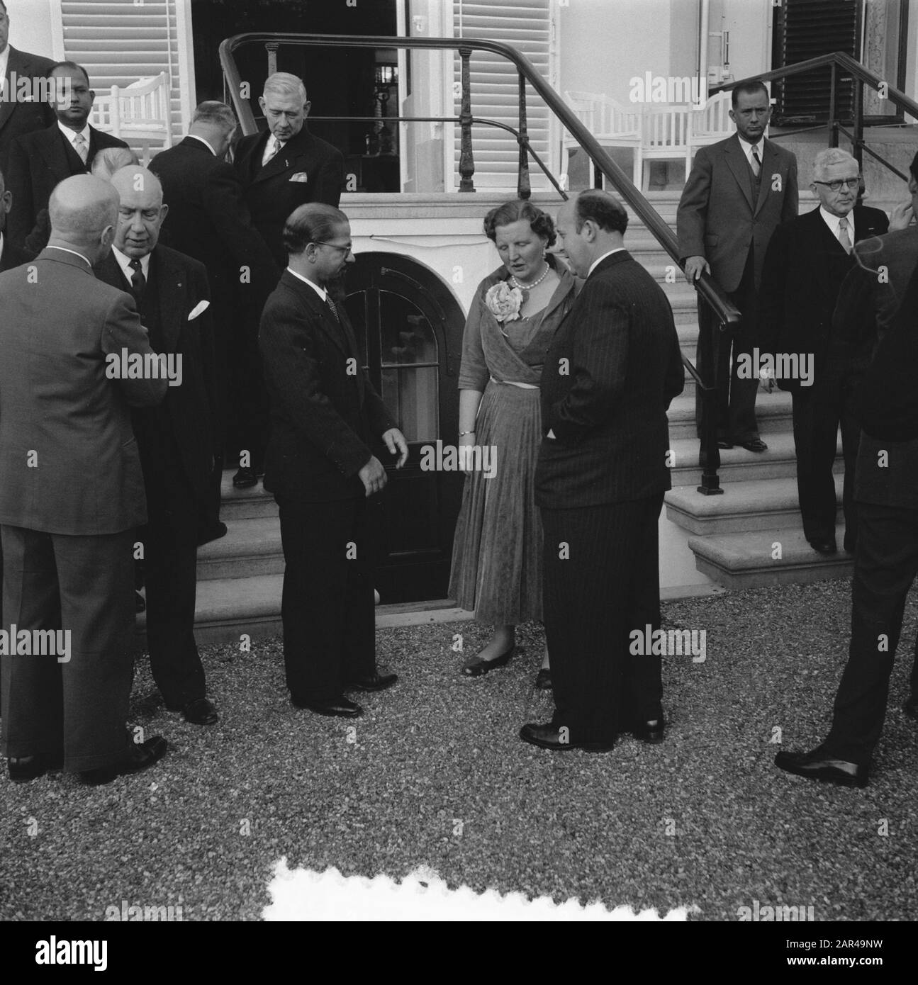 La regina Juliana e il principe Bernhard hanno ricevuto delegazioni RTC presso il palazzo Soestdijk A Soestdijk re Juliana ha ricevuto la delegazione RTC mercoledì sera. Nel giardino del palazzo, la regina parla con il Dr. Da Costa Gomez (Ned. Antille), centrale, e Dr pos (Suriname) a destra. Il Ministro Di Sinistra Prof. Dr. L.j.m. Beel e MR. J.R.H. van Schaik Data: 26 Maggio 1954 luogo: Soestdijk Parole Chiave: Queen, ricevute Nome personale: Beel, L.J.M., Costa Gomez, M.F. da, Juliana (queen Netherlands), pos, R.H., Schaik, Josephus R.H. van Foto Stock