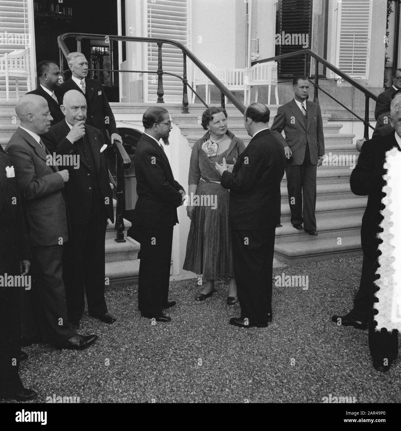 La regina Juliana e il principe Bernhard hanno ricevuto delegazioni RTC presso il palazzo Soestdijk A Soestdijk re Juliana ha ricevuto la delegazione RTC mercoledì sera. Nel giardino del palazzo, la regina parla con il Dr. Da Costa Gomez (Ned. Antille), centrale, e Dr pos (Suriname) a destra. Il Ministro Di Sinistra Prof. Dr. L.j.m. Beel e MR. J.R.H. van Schaik Data: 26 Maggio 1954 luogo: Soestdijk Parole Chiave: Queen, ricevute Nome personale: Beel, L.J.M., Costa Gomez, M.F. da, Juliana (queen Netherlands), pos, R.H., Schaik, Josephus R.H. van Foto Stock