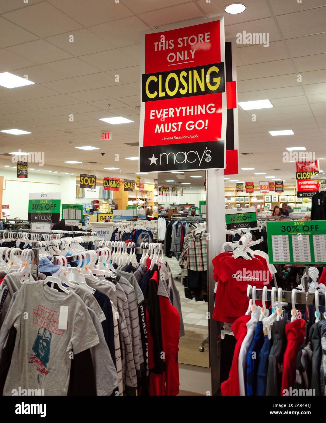 L'interno di un negozio Macys è chiuso all'inizio del 2020. Gli acquirenti combattono il negozio per uscire dalle vendite di liquidazione delle imprese. Foto Stock